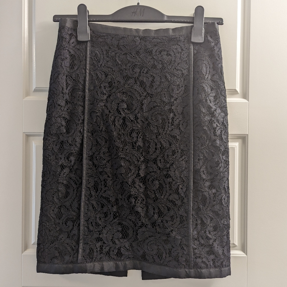 🎉3/$50🎉 Banana Republic Lace Skirt